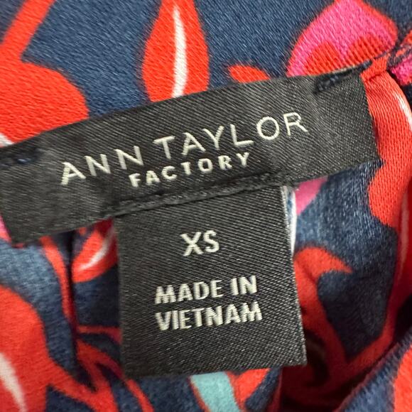 Ann Taylor Factory Sleeveless High Neck Navy Red Floral Print Tank Top Womens XS - Picture 5 of 6